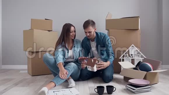 年轻的白种人夫妇在爱规划设计新的家和家具视频的预览图