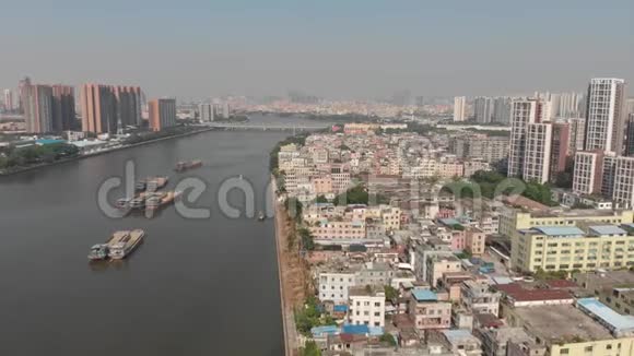 无人机飞越中国一个贫困地区一条肮脏的通航河流视频的预览图