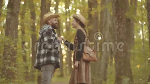 秋天微笑的夫妇走过秋天的自然背景秋天户外的年轻夫妇一对复古风格的情侣视频的预览图
