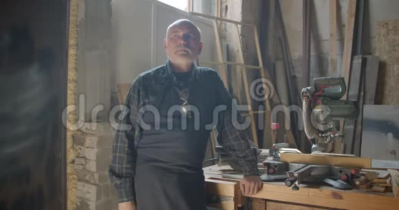 资深灰发男性专业木工师傅站在木材制造与交叉臂冷静视频的预览图