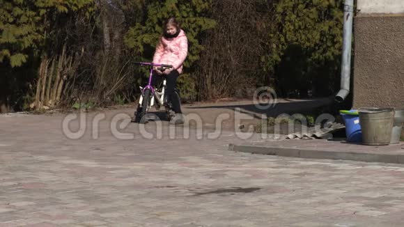 女孩练习骑自行车视频的预览图