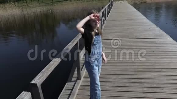 小女孩在浮桥上享受大自然视频的预览图