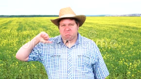 在阳光明媚的日子里农夫在田野里伸出大拇指的肖像视频的预览图