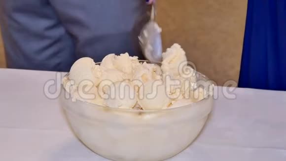 不同种类的冰淇淋酸奶冰糕视频的预览图