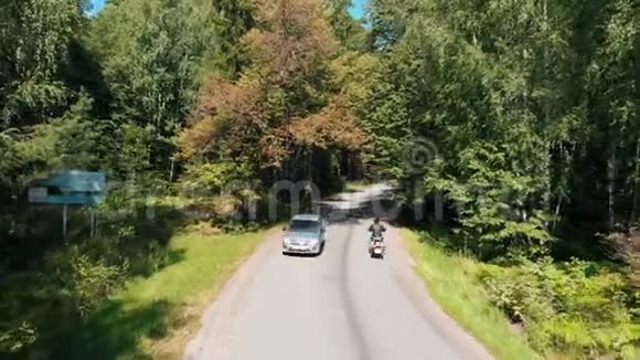 在森林里骑着摩托车和汽车视频的预览图