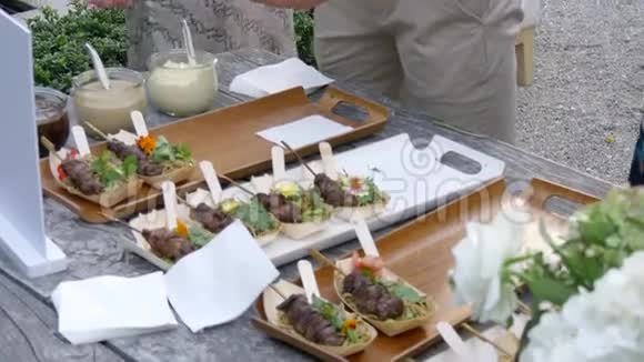 美味的西方牛肉菜肴和菜肴视频的预览图