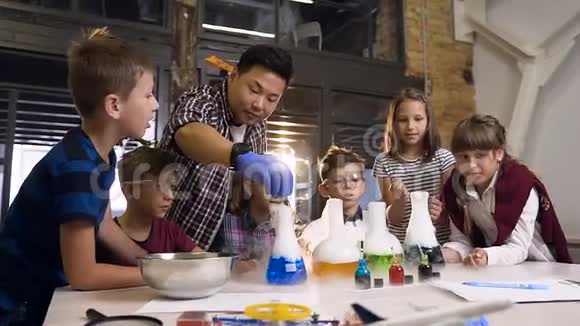 亚洲科学老师为六名学生做了一个实验将干冰放入四个装有有色液体的瓶子中视频的预览图