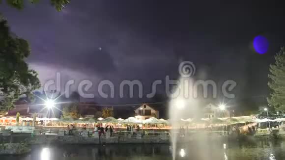 当暴风雨来临的时候晚上喷泉视频的预览图