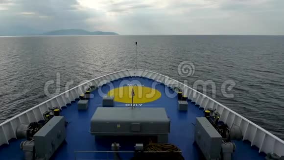 渡轮船头航行地中海视频的预览图