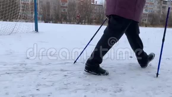 快乐的老妇人拿着棍子走路北欧人走路视频的预览图