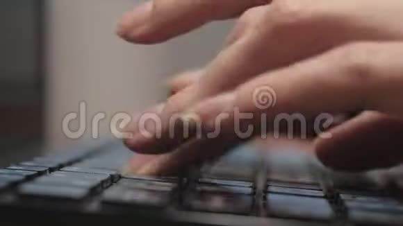 女性手按键盘上的键试图访问数据视频的预览图