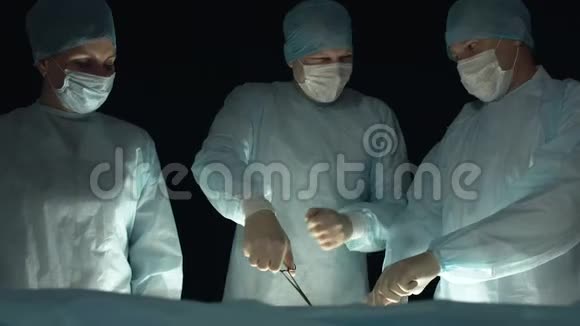 外科医生在手术或手术过程中大笑医生带着格雷斯帕或力普在聊天外科助理协助视频的预览图
