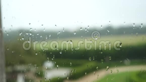 雨滴形成在窗外看一个大花园的雨天在乡村视频的预览图