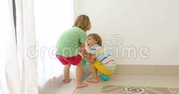 孩子们打架和分享玩具视频的预览图