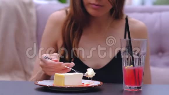 面目全非的女人在咖啡馆里吃奶酪蛋糕视频的预览图