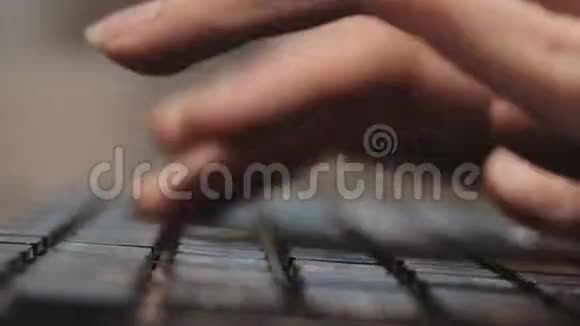 键盘上手指的特写年轻女子在笔记本电脑上工作视频的预览图