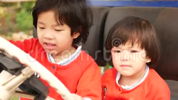 亚洲小女孩姐妹们一起开迷你巴士玩得开心视频的预览图