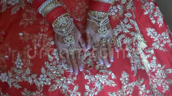 印度新娘的手与复杂的指甲花设计手镯和珠宝放大视频的预览图