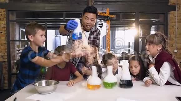 年轻的亚洲科学家老师在课堂上为孩子们做干冰实验在实验期间教师举行视频的预览图