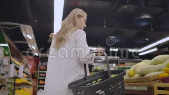 在杂货店买篮子的年轻家庭主妇可爱的女孩去杂货店买东西视频的预览图