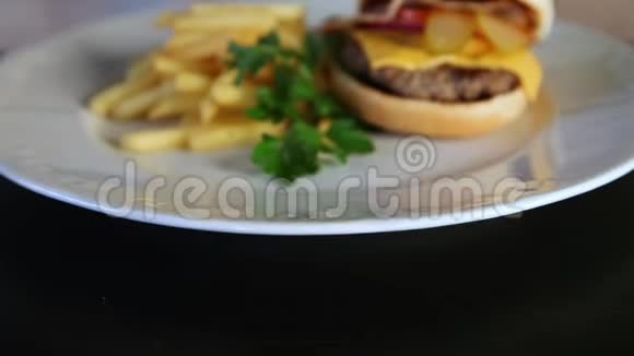 不健康的食物多利的汉堡和薯条放在白色盘子里能源密集的食物卡路里摄入量吃冰视频的预览图