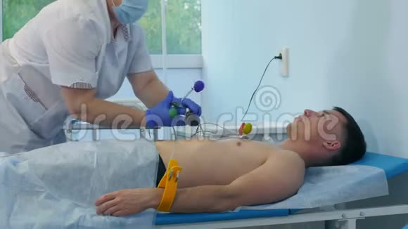 护士将心电电极垫贴在男性患者胸部视频的预览图