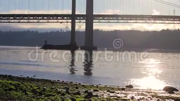 登上驳船和桥视频的预览图