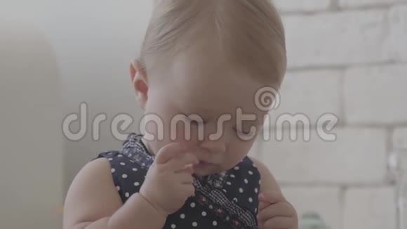 幼儿坐在厨房里玩罐子可爱的白种人婴儿在室内视频的预览图