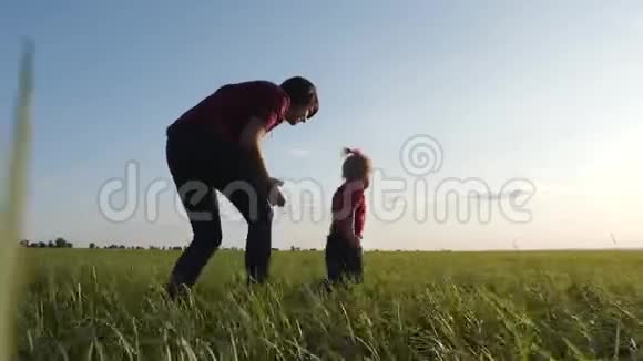 一位年轻的母亲在街上和一个孩子玩一个女人追赶一个快乐的小女儿快乐的家庭视频的预览图