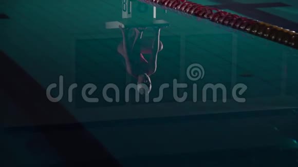 开始跳跃前的游泳者反映在夜池中视频的预览图