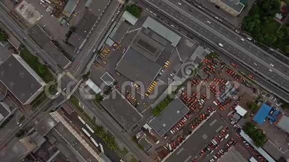 空中无人驾驶飞机用公路和汽车向郊区射击视频的预览图
