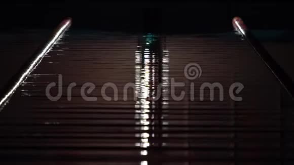 游泳者在游泳池中深水中跳跃动作缓慢夜间射击视频的预览图