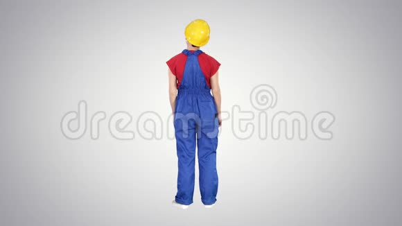女工程师在建筑头盔站立与双手在臀部梯度背景视频的预览图