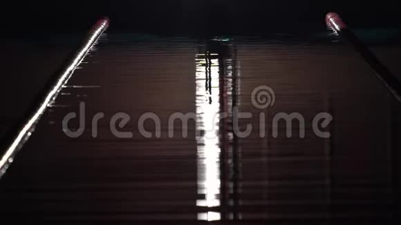 游泳者在游泳池中深水中跳跃动作缓慢夜间射击视频的预览图