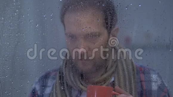 病人喝热饮料打喷嚏看相机治疗流感视频的预览图