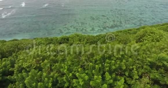 巴厘岛海岸壮丽的画面阴天空中拍摄4k视频的预览图