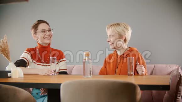 女孩们坐在咖啡馆里大笑视频的预览图