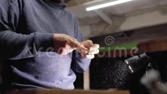 专业熟练的木匠用刮痕papercraftsmanhandmade打磨木胡须梳子4千克视频的预览图