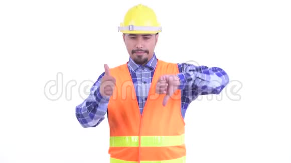 一个满脸胡须的波斯建筑工人在竖起大拇指和竖起大拇指之间做出选择视频的预览图