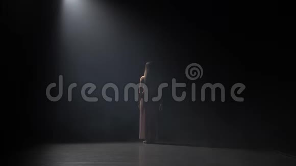 一位技艺精湛的少女在黑暗工作室跳舞的动作视频的预览图