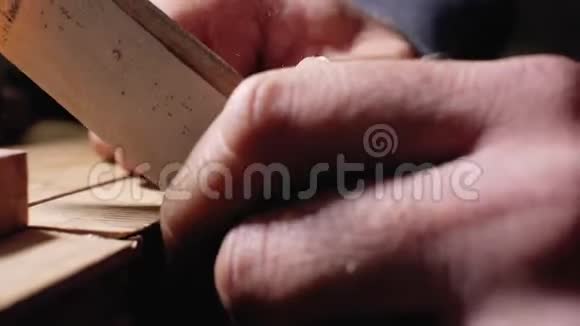 一个木工师傅用砂纸把木梳手工磨碎4千克视频的预览图