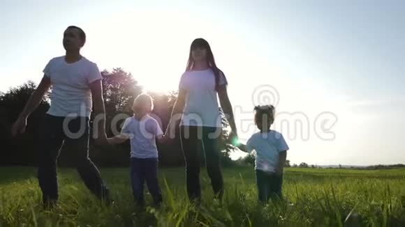 幸福的年轻一家人一起在新鲜空气中散步一对夫妇带着孩子在绿色公园里玩得很开心享受着视频的预览图