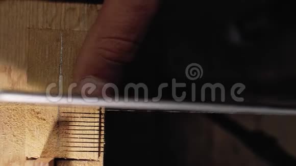 工匠木匠用手锯特写在木梳上做了一个切口4千克视频的预览图