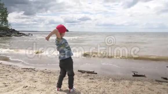 16岁的孩子在海滩散步的年轻母亲视频的预览图