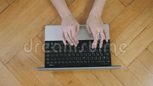 黑客通过密集地按键在电脑键盘上输入代码视频的预览图