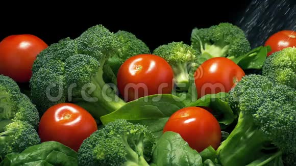 西红柿和青菜用水喷洗视频的预览图