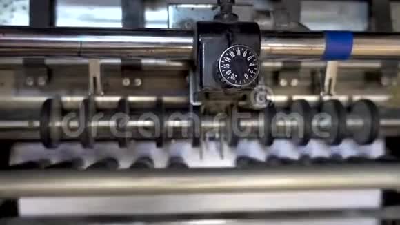 印刷厂的机器特写镜头报纸从报纸工业版的旋转印刷文件夹中视频的预览图