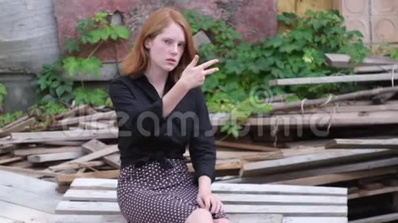 一战后女孩坐在破房子前视频的预览图