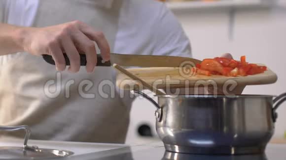 人在锅中加入椒搅拌炖菜视频的预览图