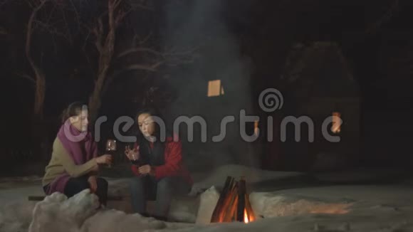 两杯酒的女孩在火边视频的预览图